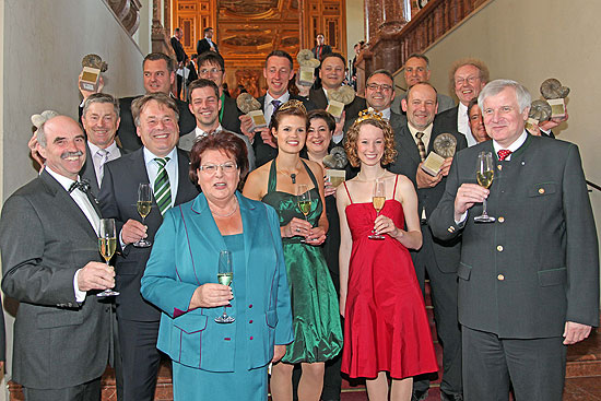 Zum Wohle: -von rechts- Horst Seehofer (Bayerischer Ministerpräsident), Sabine Ziegler (Fränkische Weinkönigin), Mandy Großgarten (Deutsche Weinkönigin), Barbara Stamm (Präsidentin des Bayerischen Landtags), Helmut Brunner (Bayerischer Landwirtschaftsminister) und Arthur Steinmann (Präsident des Fränkischen Weinbauverbandes e.V) freuen sich zusammen mit den elf Siegern des Best of Gold-Wettbewerbs